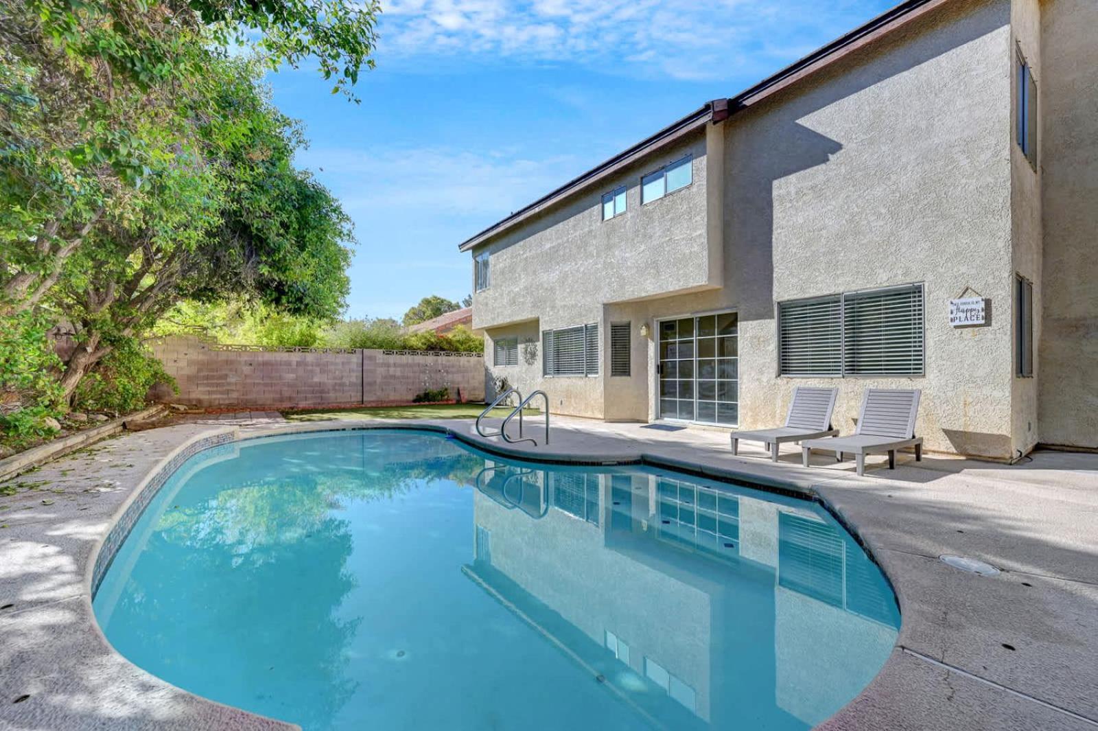 Bright Fun Spacious With Pool Сasa de vacaciones