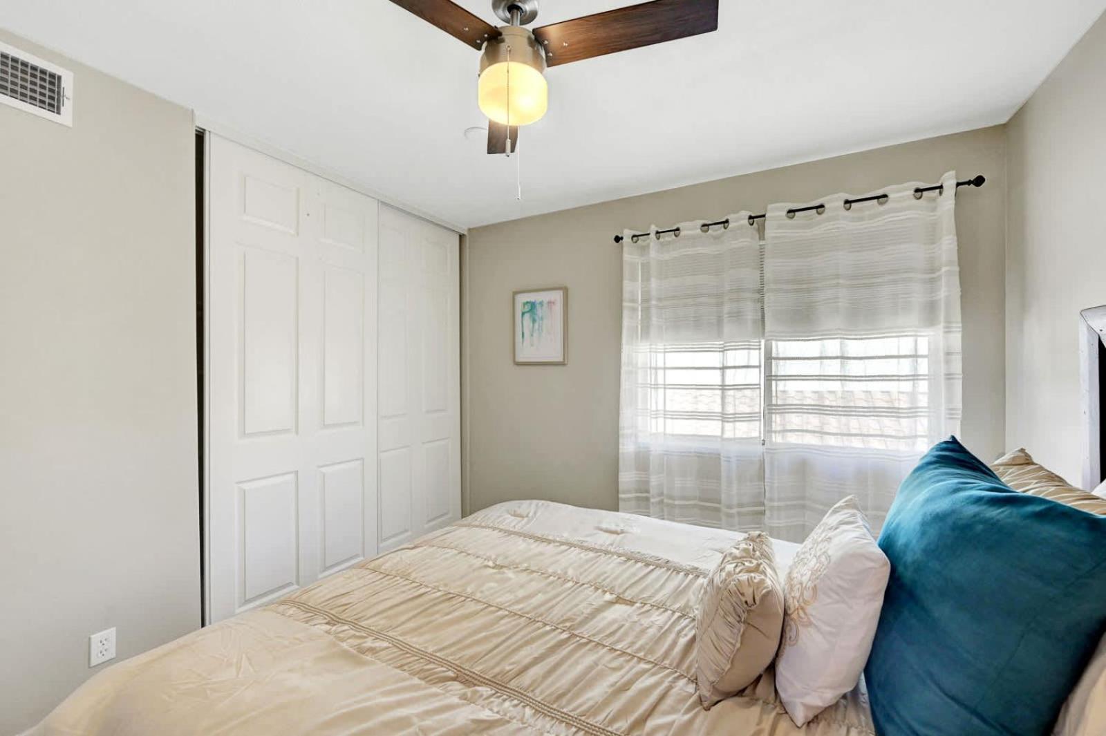 Bright Fun Spacious With Pool Сasa de vacaciones Las Vegas