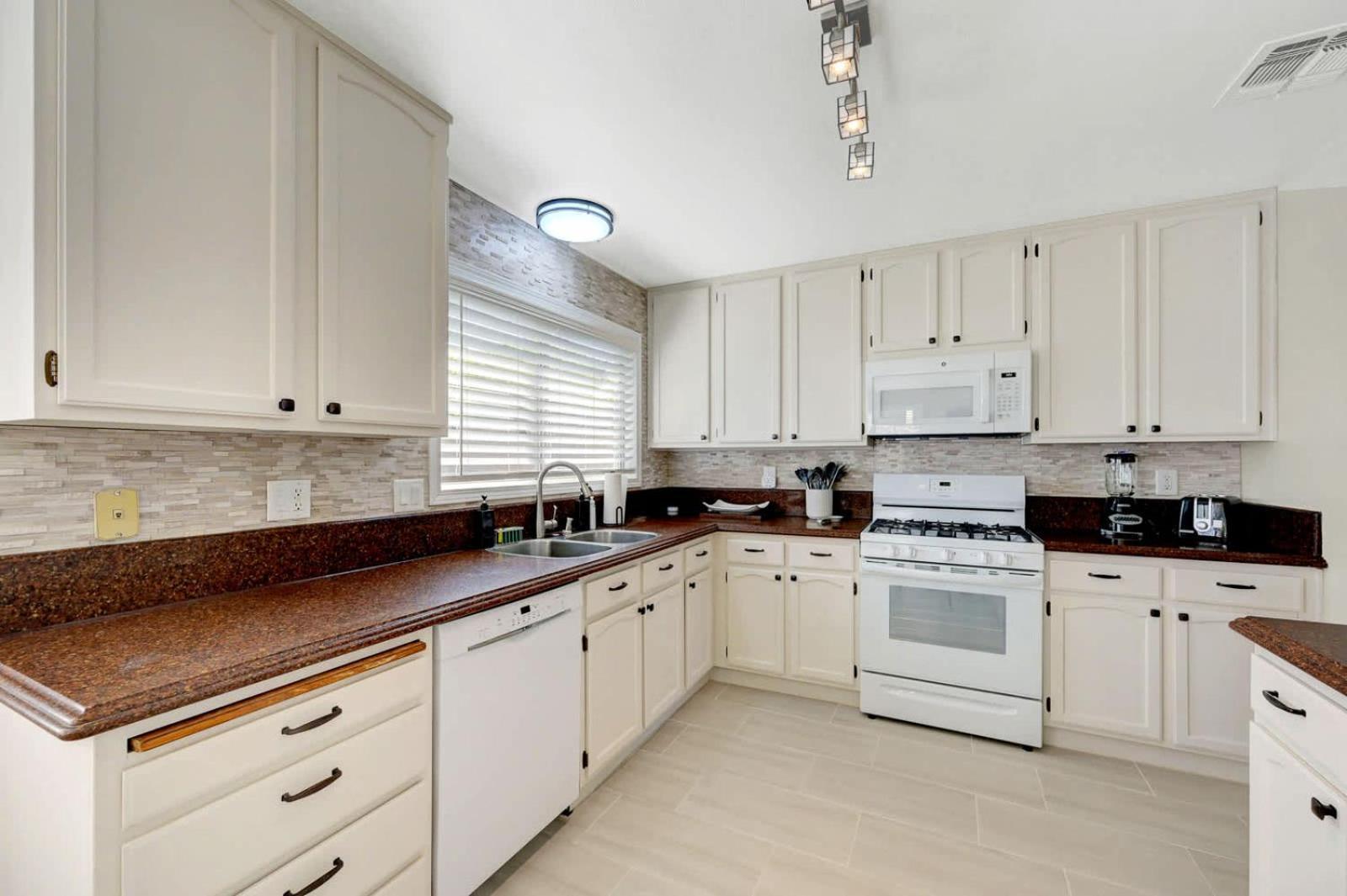 Bright Fun Spacious With Pool Сasa de vacaciones *